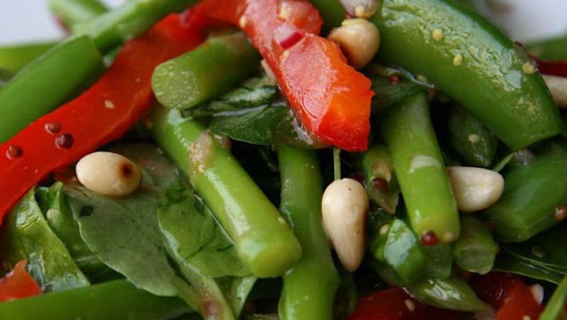 Reteta zilei: salata calda de sparanghel si ardei copti