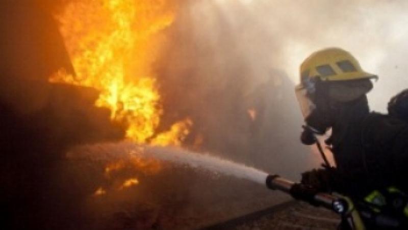 Incendiu la un camin din Grozavesti: Studentii, evacuati pe scarile de urgenta