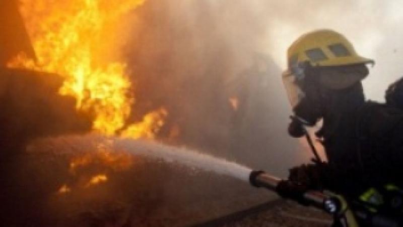 Incendiu la un camin din Grozavesti: Studentii, evacuati pe scarile de urgenta