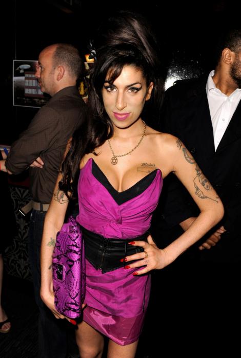 Amy Winehouse a ajuns din nou la reabilitare dupa ce s-a tratat cu votca