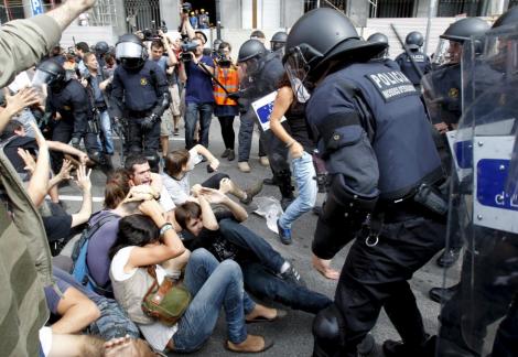 Barcelona: Zeci de raniti in urma violentelor din Piata Catalunya