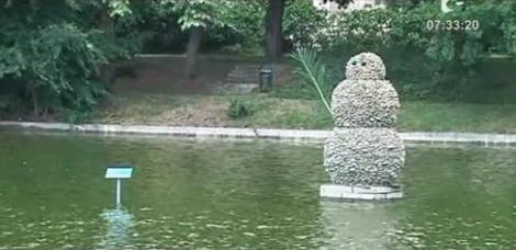 VIDEO! Budapesta - expozitie de arta pe... apa unui lac!