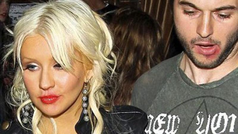 FOTO! Christina Aguilera s-a mozolit cu ruj la gura!