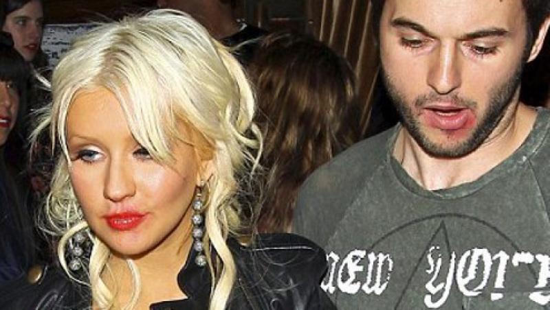 FOTO! Christina Aguilera s-a mozolit cu ruj la gura!