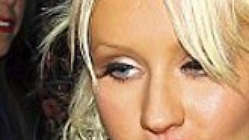 FOTO! Christina Aguilera s-a mozolit cu ruj la gura!