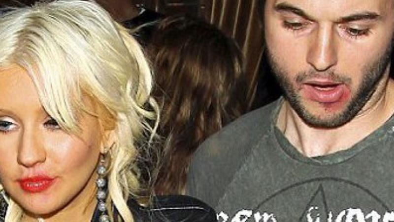 FOTO! Christina Aguilera s-a mozolit cu ruj la gura!