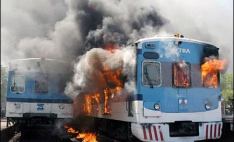 Argentina: Navetistii au dat foc trenurilor din cauza unei intarzieri