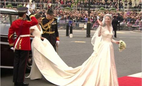 Miresele din China stau la coada sa cumpere replici ale rochiei regale, pentru doar 200 de dolari