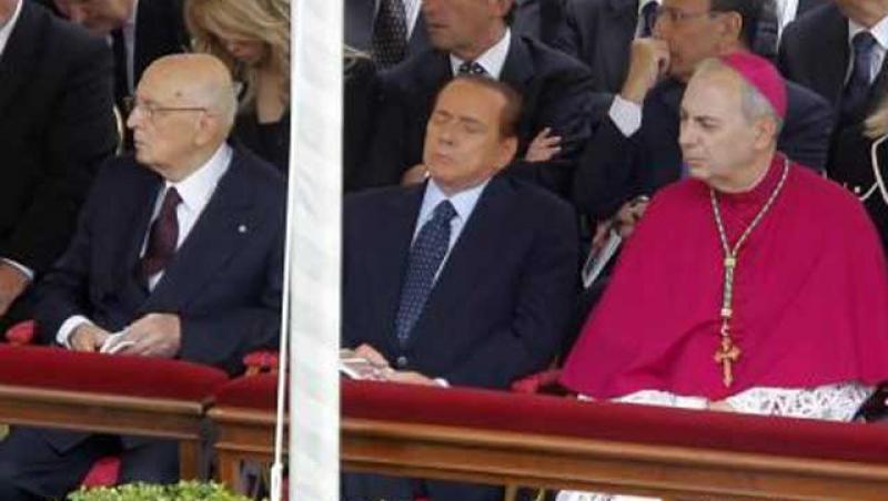 VIDEO! Silvio Berlusconi a adormit in timpul slujbei de beatificare a Papei Ioan Paul al II-lea