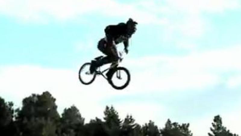VIDEO! Vezi un triplu salt extrem pe bicicleta in Noua Zeelanda!