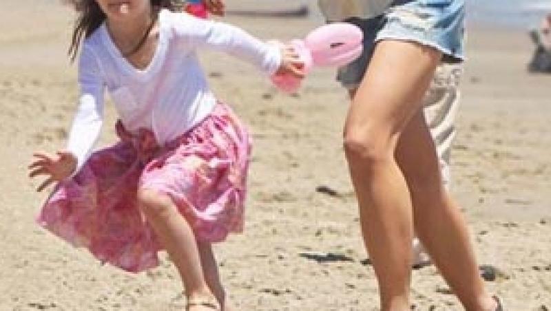 VIDEO! Suri Cruise, pe tocuri la 5 ani