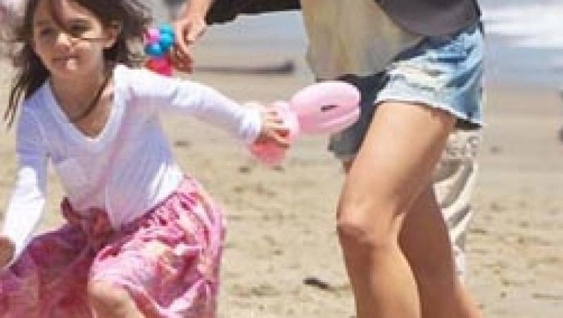 VIDEO! Suri Cruise, pe tocuri la 5 ani