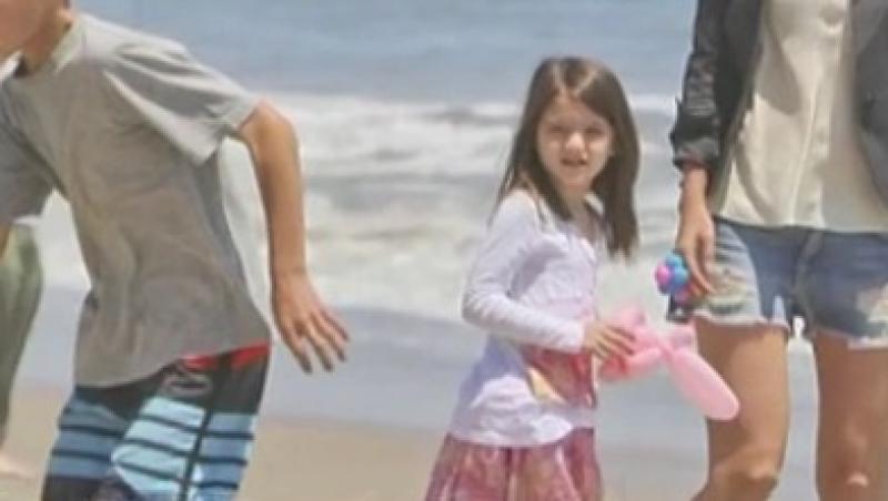 VIDEO! Suri Cruise, pe tocuri la 5 ani!