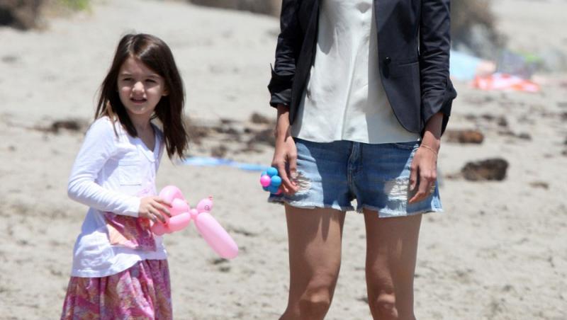 Katie Holmes si Suri, cu pantofi cu toc pe plaja