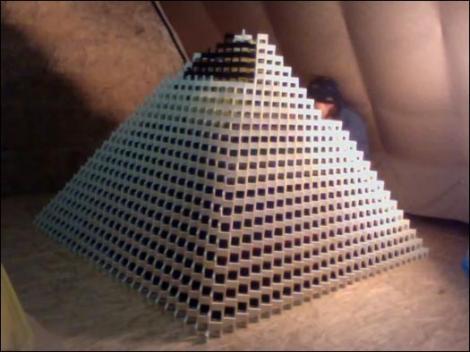 VIDEO! "Blestemul" piramidei din piese domino