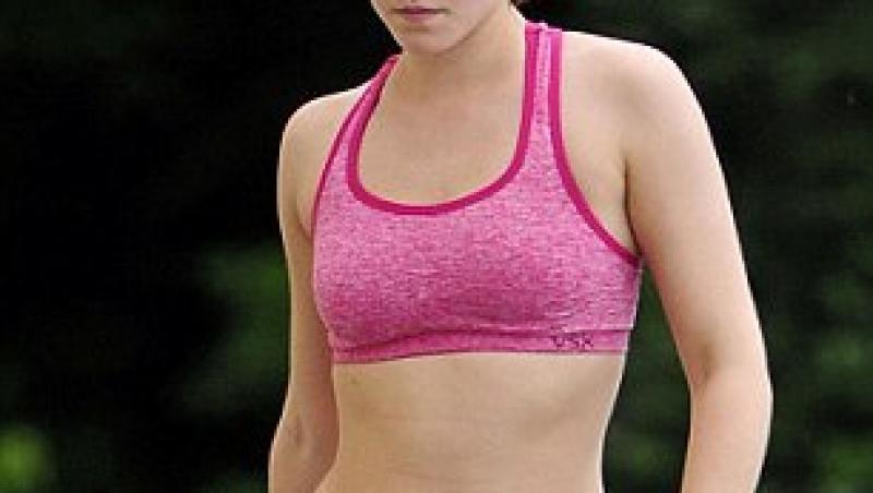 Emma Watson - in forma si cu abdomenul la vedere