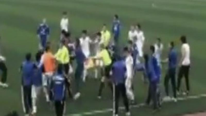 VIDEO! Fotbalist suspendat pe viata, dupa o intrare criminala! Vezi cum si-a doborat adversarul!