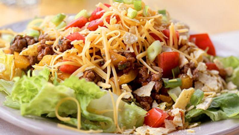 Reteta zilei: salata mexicana cu cascaval ras
