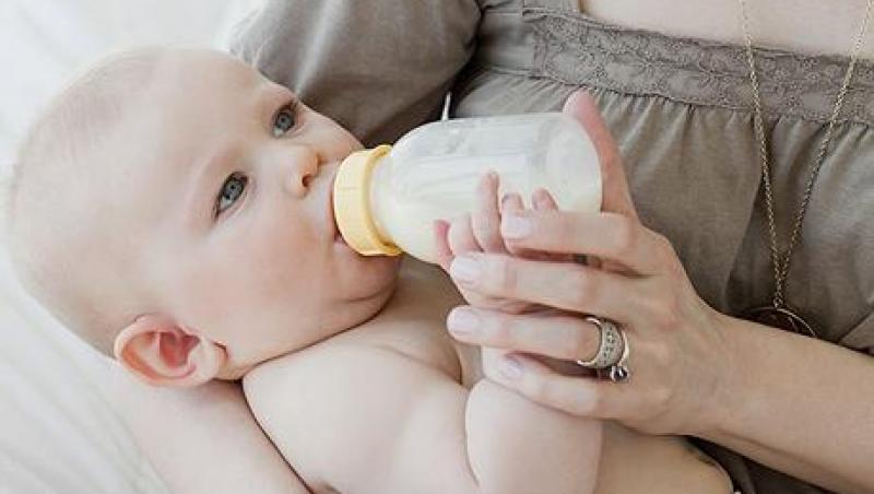 Studiu: Copiii care beau lapte inainte de culcare, predispusi la obezitate