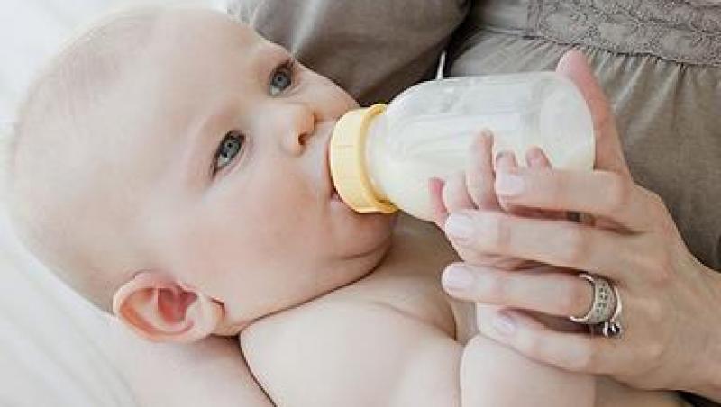 Studiu: Copiii care beau lapte inainte de culcare, predispusi la obezitate