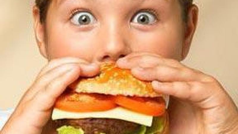 Studiu: Jocurile video predispun adolescentii la un consum mai mare de calorii