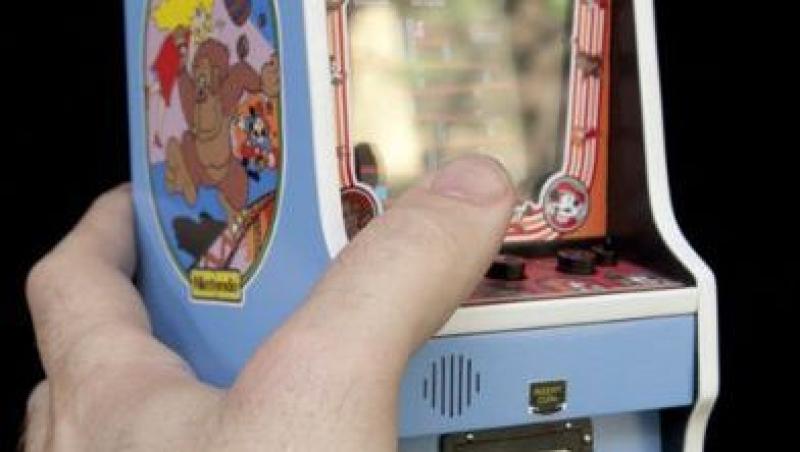 Mini Donkey Kong - un aparat vintage de jocuri, recreat la scara mica