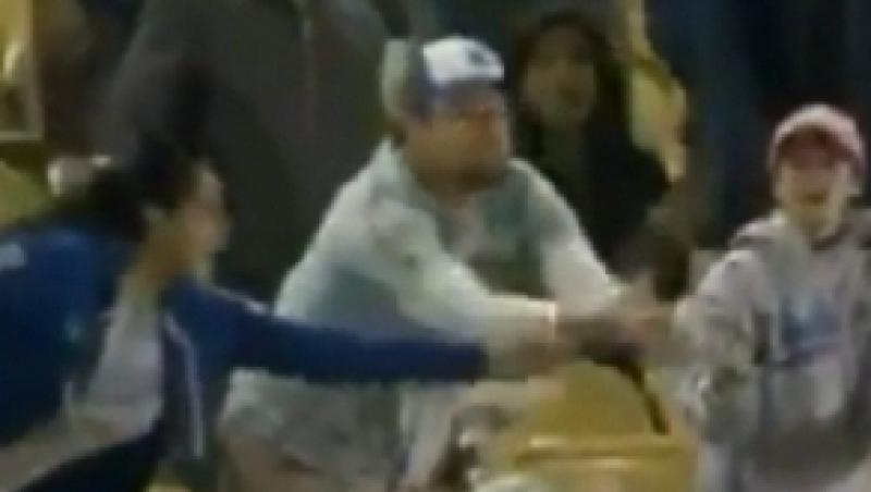 VIDEO! Un fan da de pamant cu fiica sa pentru a prinde o minge de baseball