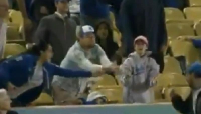 VIDEO! Un fan da de pamant cu fiica sa pentru a prinde o minge de baseball