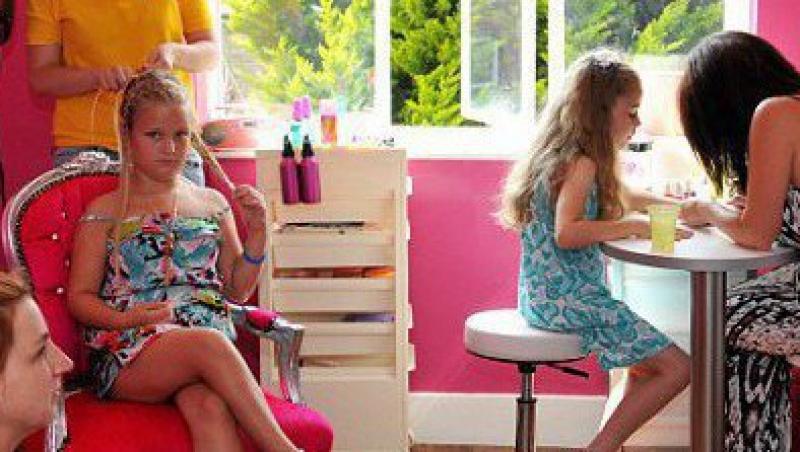 VIDEO! Anglia: Un salon de infrumusetare pentru fetite starneste controverse