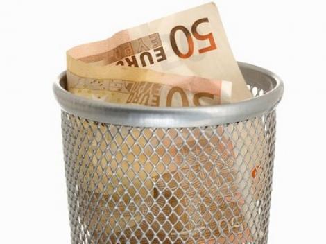 O timisoareanca a aruncat din greseala 10.000 de euro la gunoi