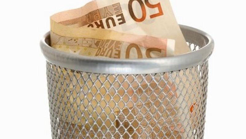 O timisoareanca a aruncat din greseala 10.000 de euro la gunoi