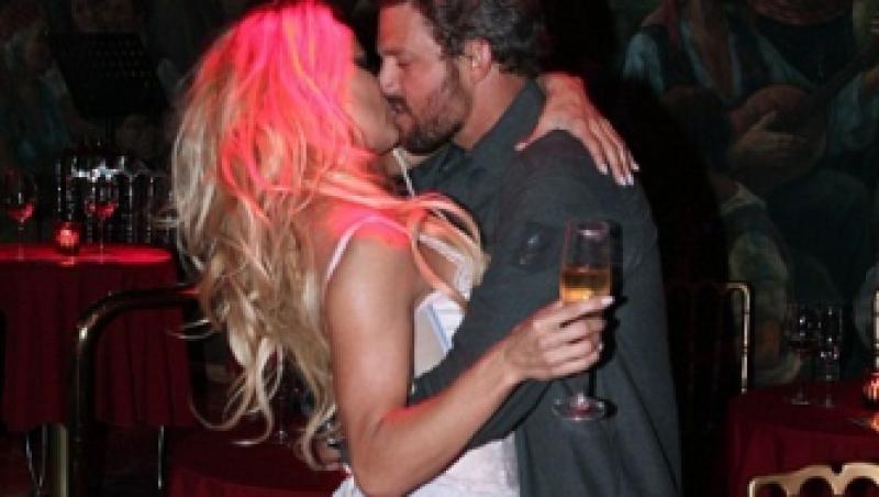 Pamela Anderson isi face de cap cu iubitul in public
