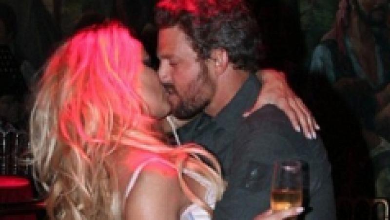 Pamela Anderson isi face de cap cu iubitul in public