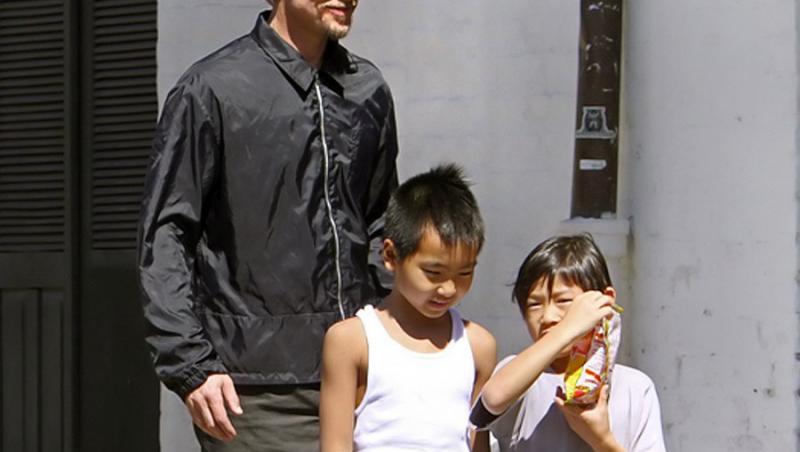 Copiii lui Brad Pitt isi tin tatal treaz noaptea