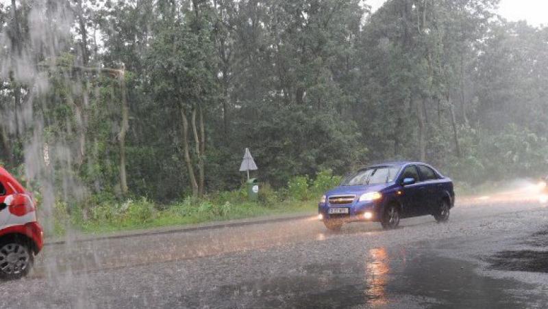 VIDEO! O ploaie de zece minute a urcat masinile pe trotuare in Pitesti