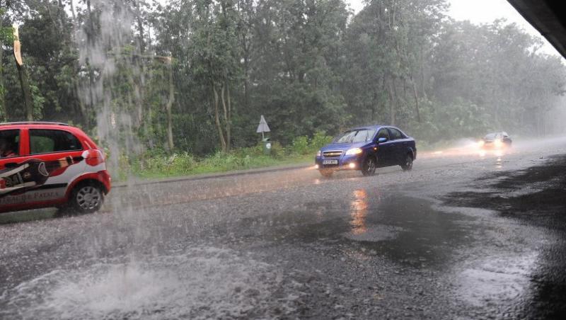VIDEO! O ploaie de zece minute a urcat masinile pe trotuare in Pitesti