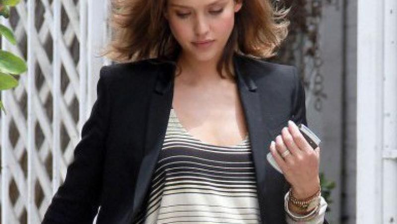 FOTO! Jessica Alba arata de parca nici nu ar fi insarcinata