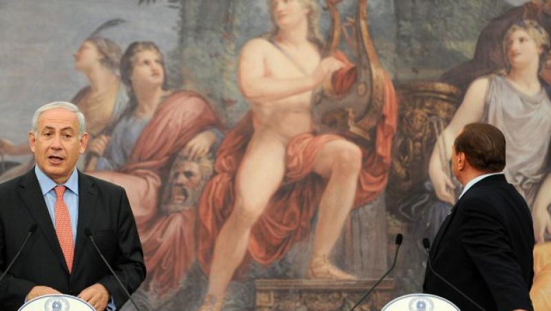 VIDEO! Berlusconi face bascalie de un tablou cu Apollo: 