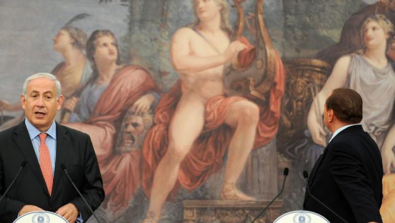VIDEO! Berlusconi face bascalie de un tablou cu Apollo: 