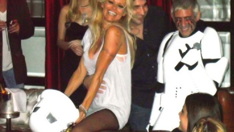 FOTO! Pamela Anderson a calarit o canapea!