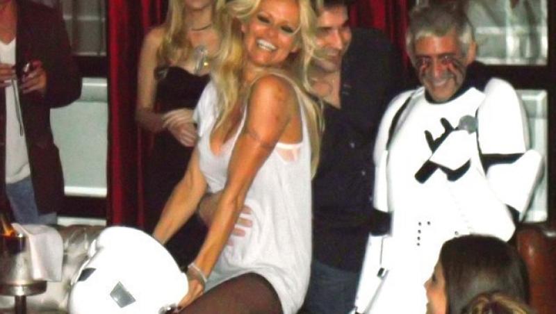 FOTO! Pamela Anderson a calarit o canapea!