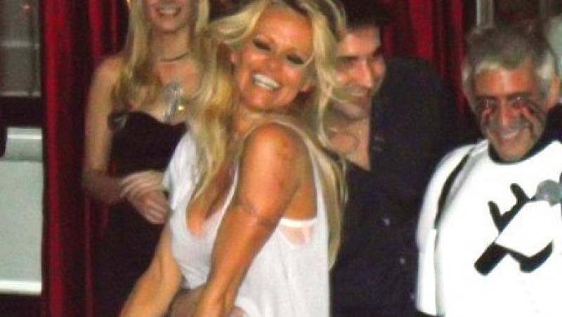 FOTO! Pamela Anderson a calarit o canapea!