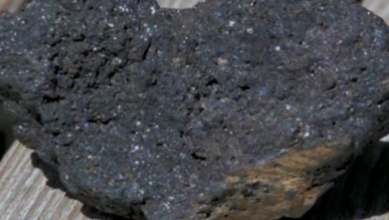 Un american a descoperit in curtea casei un meteorit in forma de inima
