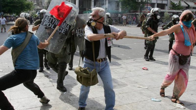 UPDATE! Violente la Atena: Protestatarii s-au luat la bataie cu fortele de ordine. Premierul, gata sa demisioneze