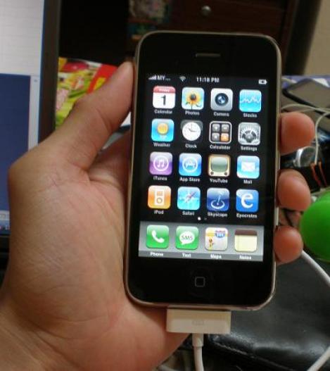 Bucuresti: Au cumparat magneti si plastilina la pret de iPhone