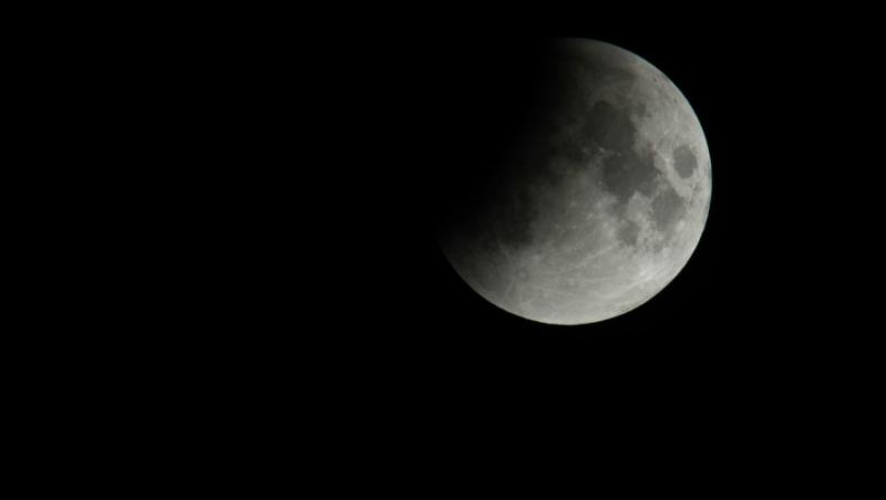 Cea mai lunga eclipsa de luna, acoperita partial de nori