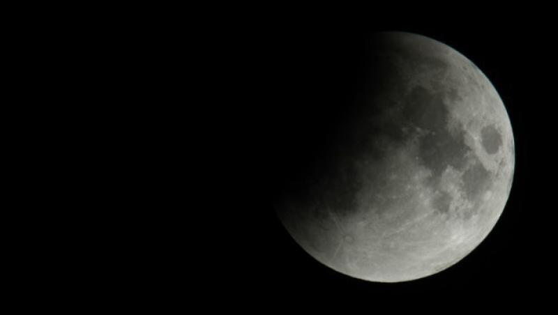 Cea mai lunga eclipsa de luna, acoperita partial de nori