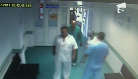VIDEO! Bacau: Scene de lupta intre medici si un pacient agresiv!