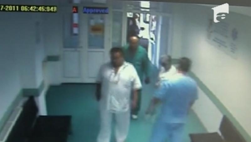 VIDEO! Bacau: Scene de lupta intre medici si un pacient agresiv!