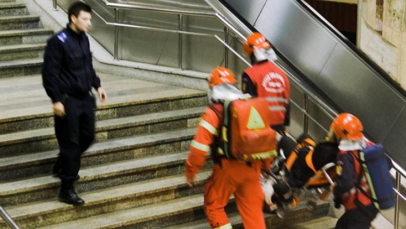 Tavan cazut peste metrou, in statia Piata Unirii 2. Pasagerii au fost evacuati